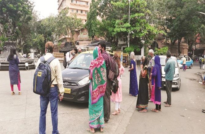 Patients and passengers for the taxi and bus outside Dadar station look upset.Picture:Inquilab