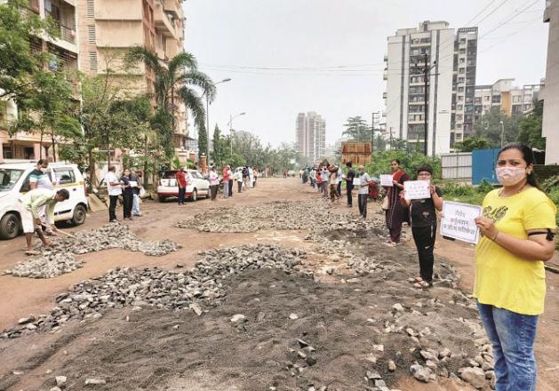 Angry residents protest on a dilapidated street..Picture:INN