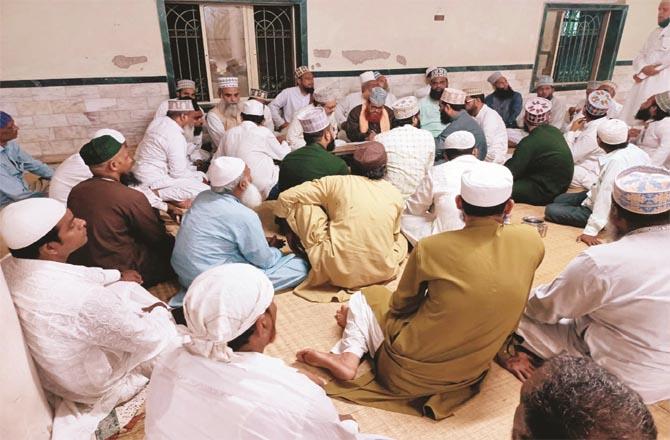 Meeting of Ulema and Imams of Sunni Mosques at Anjuman Jama Masjid in Malad malwani.Picture:Inquilab