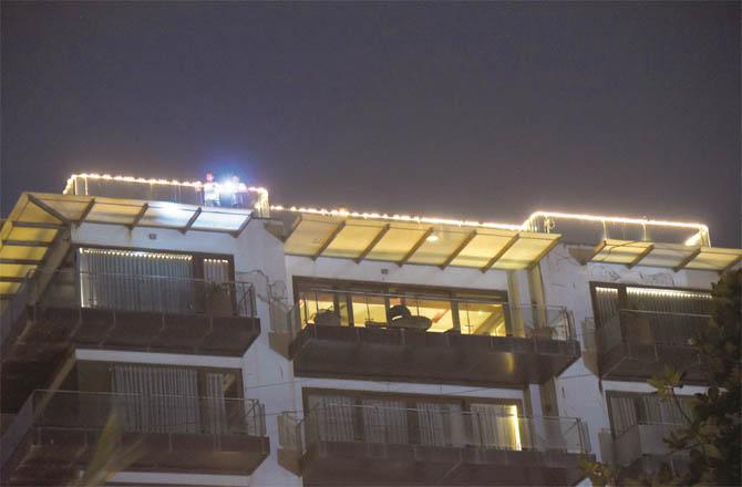 On Aryan`s arrival, Shah Rukh`s house was decorated with electric lights.