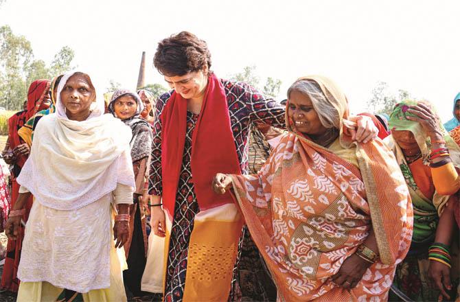 Priyanka Gandhi talking to ordinary women in Barabanki. (Photo: PTI)