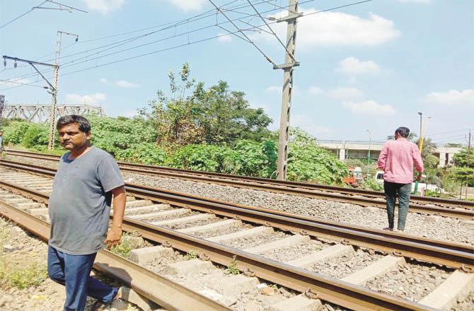 People in the Reti Bandar area are seen derailing dangerously.Picture:Inquilab