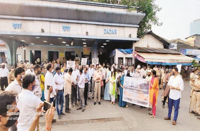 A protest was held outside Dadar railway station against the terrorist attack in Kashmir.Picture:Inquilab