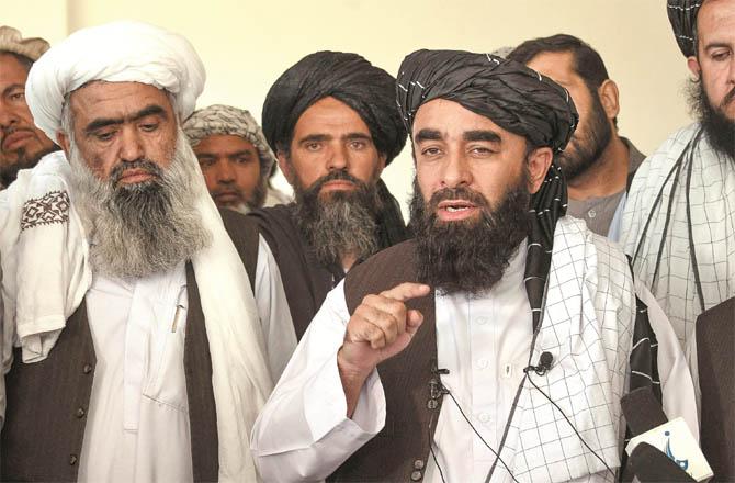 Taliban spokesman Zabihullah Mujahid and other leaders (Photo: Agency)