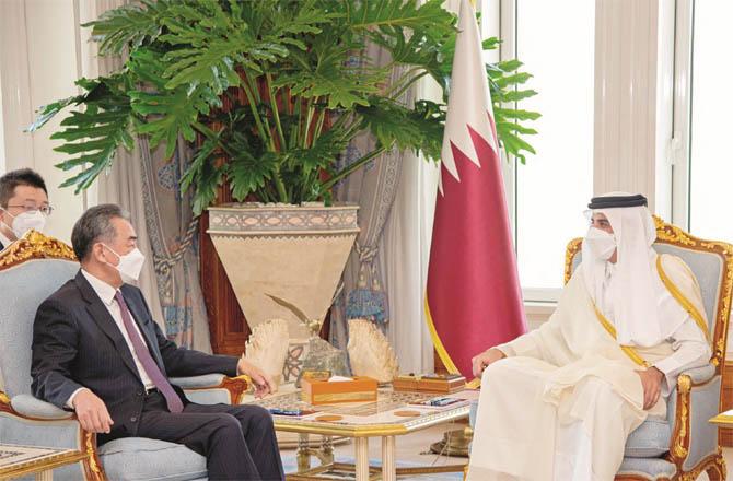Chinese Foreign Minister Wang Yi with Emir of Qatar Sheikh Tamim bin Hamad Al Tahani in Doha (Photo: Agency)