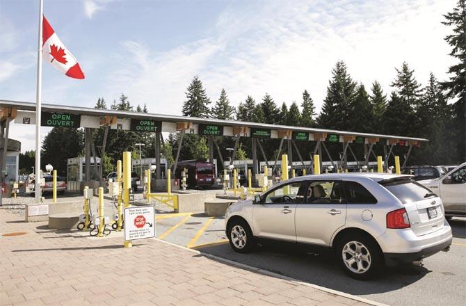 US-Canada border where traffic was affected due to lockdown (file photo)