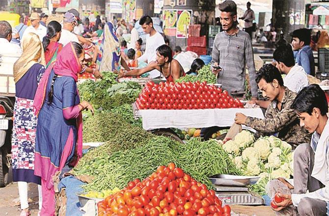 Citizens, especially women, are worried about the rising prices of vegetables.Picture:Inquilab