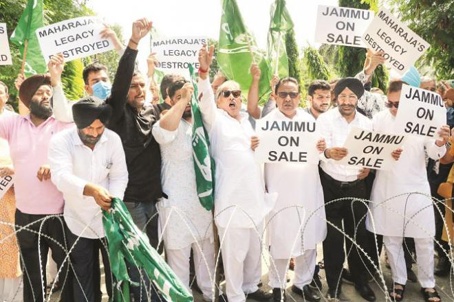  Members of trade associations in Jammu and Kashmir protest against central government policies.Picture:PTI