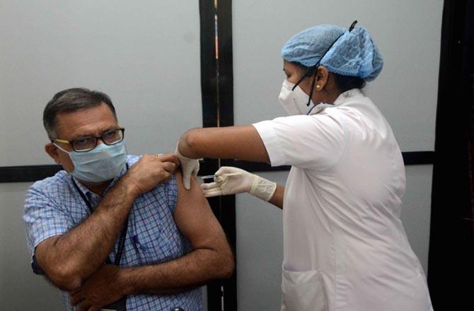 India Today`s Data Intelligence Unit reveals that ؍ 5 billion has been vaccinated in 5 countries around the world so far.Picture:Midday