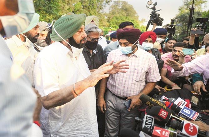 Capt. Amrinder Singh talking to media outside Raj Bhavan. (Photo: PTI)