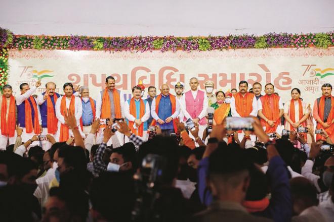 After the swearing in of the new cabinet in Gujarat, all the ministers from one stage to the media.Picture:INN