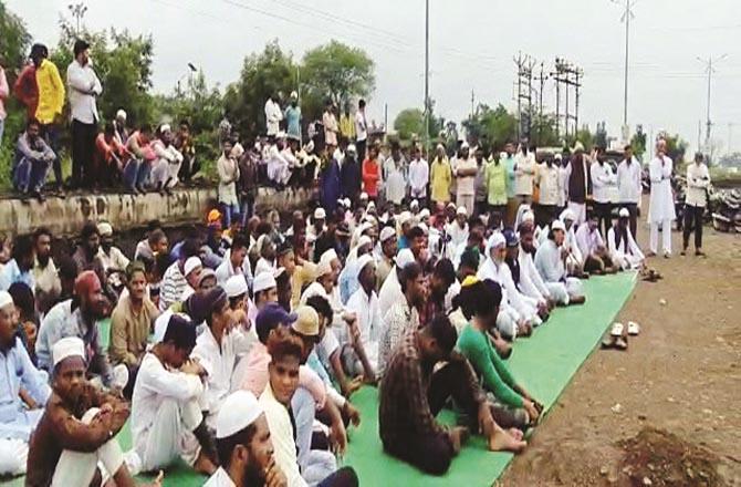 Despite the rain in Nanded, the protesters persisted in their sit-in.Picture:Inquilab