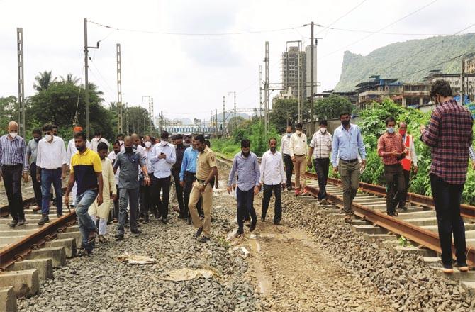 Member of Parliament Shri Kant Shinde inspected the fifth and sixth railway lines from Thane to Kalyan.Picture:Midday