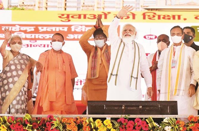 Prime Minister Modi, Yogi Adityanath, Anandi Ben Patel and other leaders on stage. (PTI)