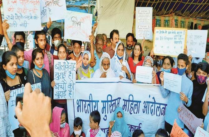 Volunteers, including a large number of women, protest for the protection of women in BandraPicture:Inquilab