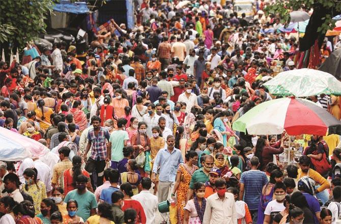 Crowds at a weekly market in kandivali. (PTI)