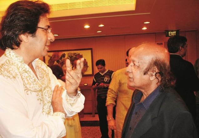 Mumtaz Rashid can be seen talking to famous ghazal singer Talat Aziz in a ghazal concert..Picture:INN