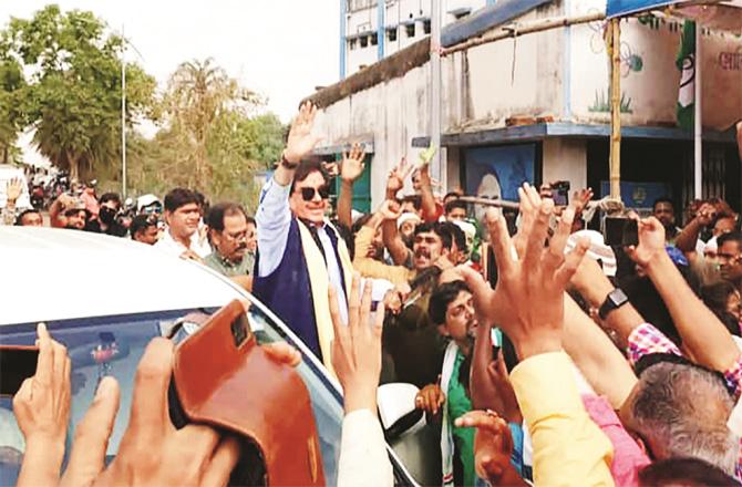 Trinamool candidate Shruti Ghan Sinha among his supporters after winning the by-election. (PTI)