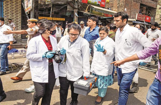 Forensic team in Jahangirpuri, samples collected for testing (Photo: PTI)