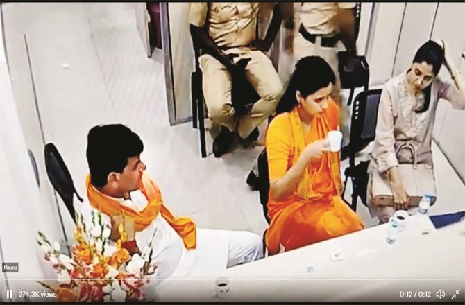 Navneet and Ravi Rana are seen drinking tea at the police station.