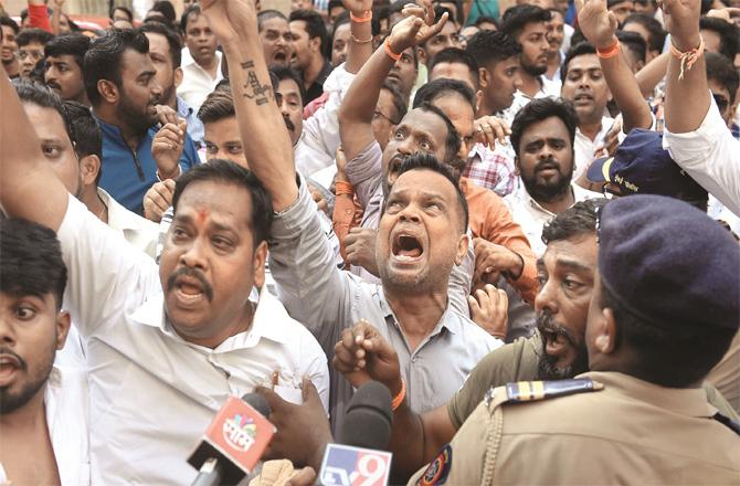 Shiv Sena members protest outside Ravi Rana`s house