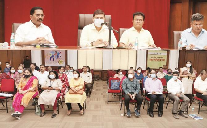 Municipal Commissioner Vipin Sharma giving instructions to his subordinates in a meeting held at TMK Hall.Picture:INN