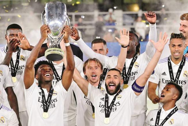  Real Madrid players can be seen celebrating with the trophy after defeating Frankfurt..Picture:INN