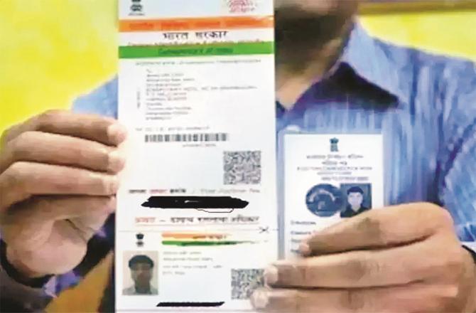 Government has directed to link Aadhaar with election card (File Photo)