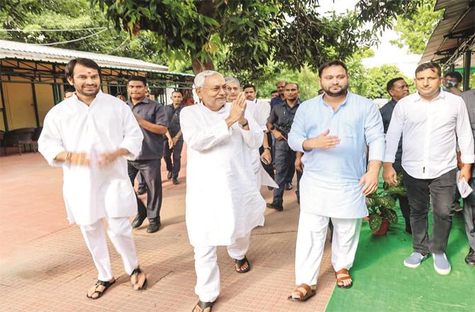 Along with Nitish Kumar, Tejashwi Yadav and Tej Pratap Yadav going to Governor House to claim government formation. (Photo: PTI)