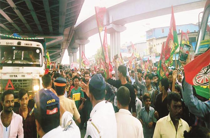 Protesters are protesting against SMS company on Ghatkopermankhurd link road.