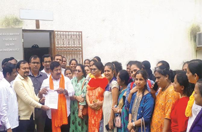 Teachers handing over a memorandum to Member of Assembly Ram Kadam