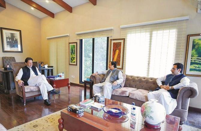 Imran Khan used to talk to Chaudhry Parvez Elahi and Chaudhry Munsalahi.Picture:INN