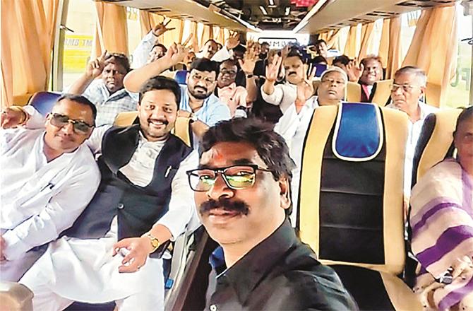 Chief Minister Hemant Soren on his way to the resort with his supporters.