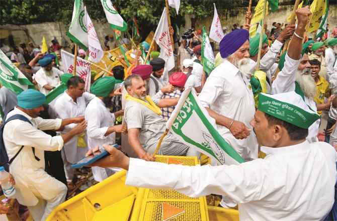 Farmers are moving ahead ignoring the barriers put up by the Delhi Police.