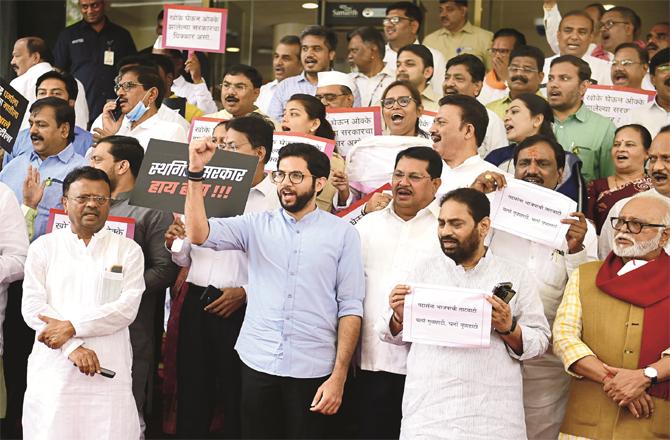 Opposition leaders protesting outside the assembly (PTI)