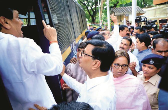 The protesting Congress leaders were detained and taken to the police station.