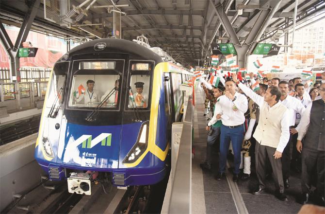 Metro-2A is being inaugurated. The train was painted tricolor.