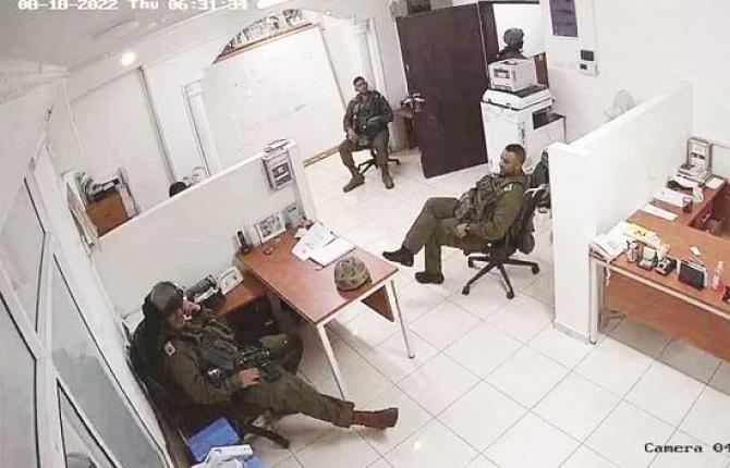 Officials of the Israeli forces are seen in the office of an organization.Picture:INN
