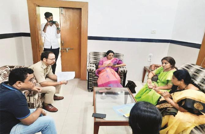 Woman MLA and her team getting information from police in Nagpur (Agency)