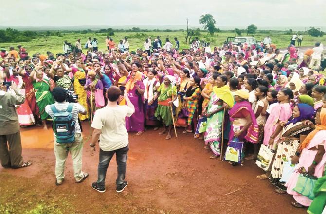 Women protested against the refinery in Barsu and Solgaon.