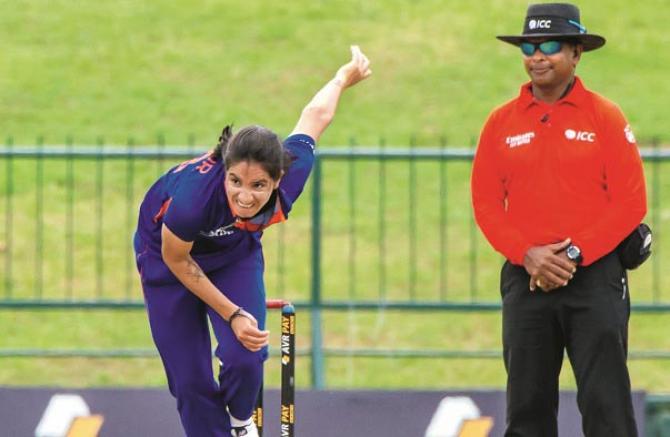 India`s Rinukasingh has taken 4 wickets by giving 10 runs while showing excellent bowling..Picture:INN