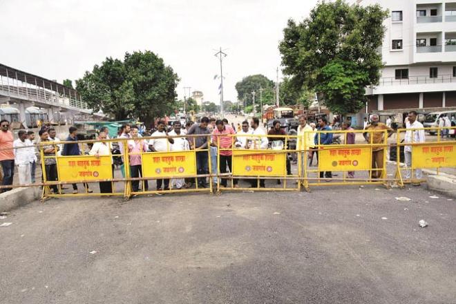 Opening the barricades erected on the bridge with the help of civil cutters.Picture:INN