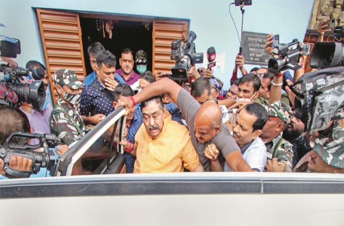CBI officials arresting Anubrata Mandal and taking him away (Photo: PTI)
