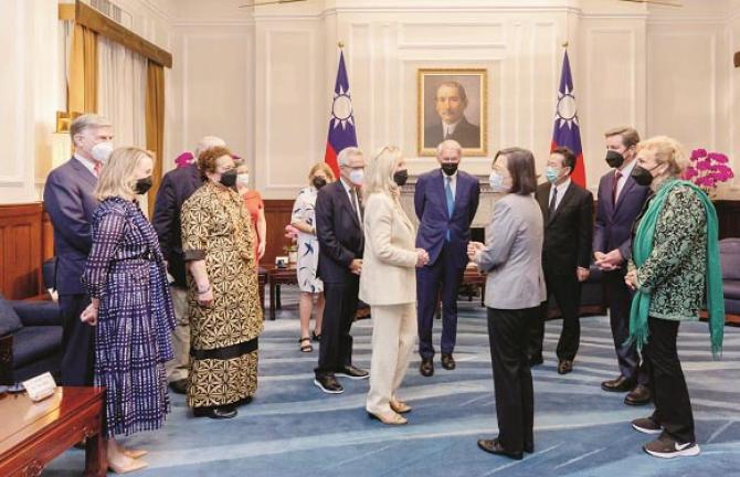 Taiwan`s President Tsai Ing-wen tweeted this picture of the meeting with the 5-member delegation of the US Congress. .Picture:INN