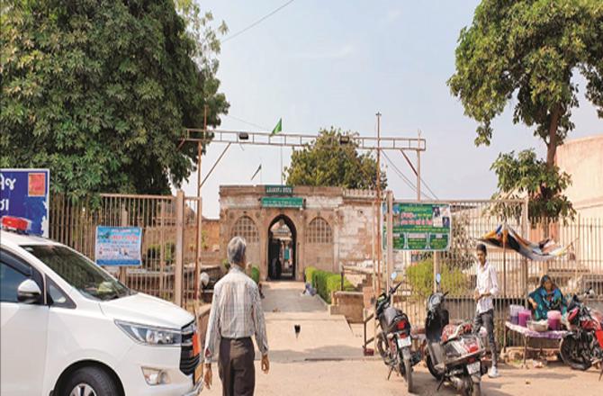 The area outside Sarkhej Mosque