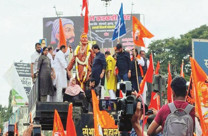 Udin Raje Bhosle garlanded Shivaji`s statue inaugurating the Karamorche