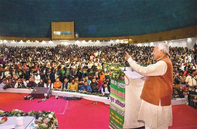 Nitish Kumar addressing party workers