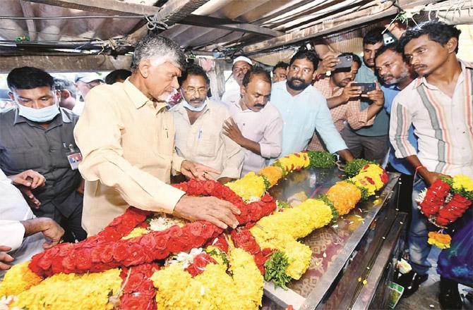 Chandrababu Naidu pays homage to the person who died in the stampede