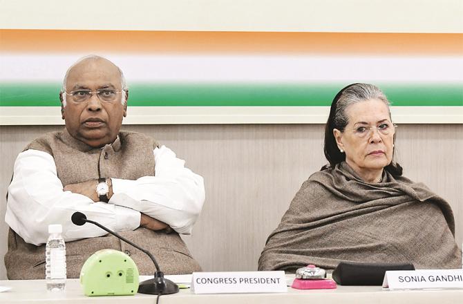 Newly elected Congress president Mallikarjun Kharge can be seen during the meeting along with former president Sonia Gandhi.