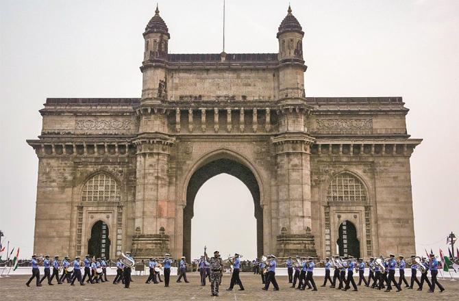 Navy personnel rehearsing at the Gateway of India ahead of the exhibition (Photo: Agency)